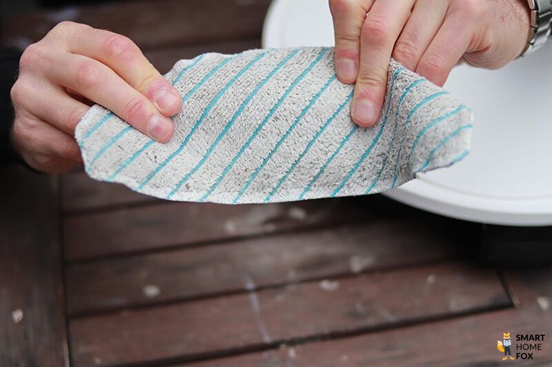 Der Wischmopp des Yeedi Vac 2 Pro wird in den Händen gehalten